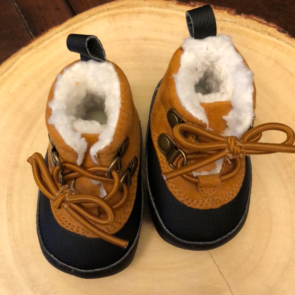 Carter’s baby unisex winter boots.